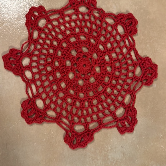 6 Vintage RED& GREEN CROCHET DOILIES - Picture 4 of 10